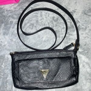 GUESS- SMALL LEATHER CROSS BODY PURSE